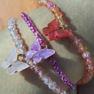 Handmade bracelet in 3 different colours (can make more colours if the colour is available)🥰each for 60 kr + 25 kr shipping😊 all 3 together for 150 kr +25 kr shipping ❤which size you want we can discuss. Payment with swish🧚‍♀️ 