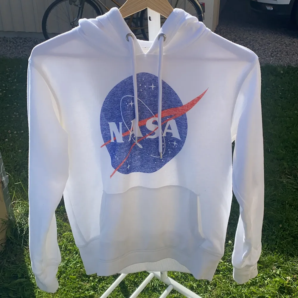 NASA hoodie från H&M i storlek XS 🤍🤍 Fint skick och är endast använd någon gång. Samfraktar gärna med andra plagg och betalning sker via Swish!. Hoodies.