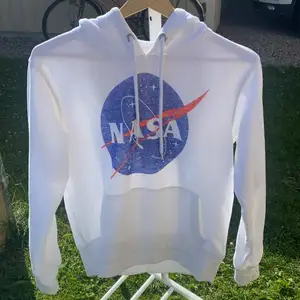 NASA hoodie från H&M i storlek XS 🤍🤍 Fint skick och är endast använd någon gång. Samfraktar gärna med andra plagg och betalning sker via Swish!
