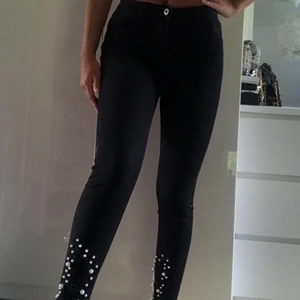Skinny Jeans black - Denim collection  - Svarta Skinny Jeans med pärlor som detaljer nertill. Väldigt mycket stretch och går precis under naveln på mig som är 163 cm. Storleken är 36. Har andvänts några få gånger. 