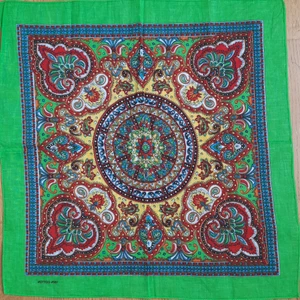 Colorful scarf - Säljer denna färgglada scarf som jag har aldrig använt. Bud start från 50 kr + frakt. Ignorera hashtagen