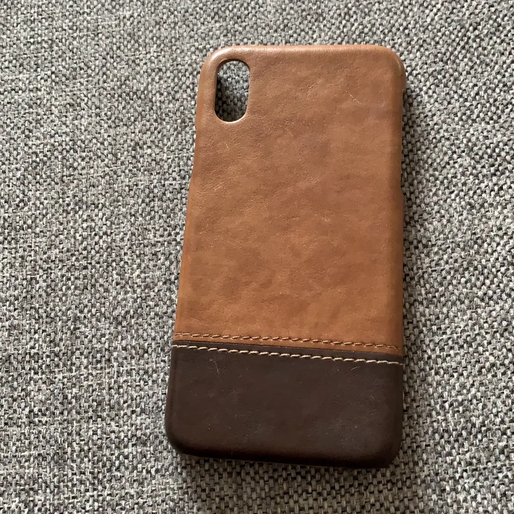 Ett mobilskal till iPhone X, i brunt skinn. Använd någon gång men är i fint skick. Köparen står för frakten. Accessoarer.