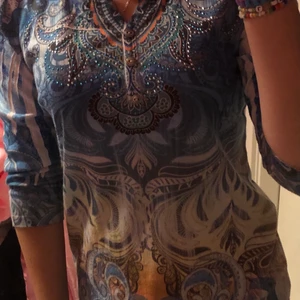 Y2K tröja - Intressekoll på min älskade fina tröja jag hittade på secondhand den är verkligen det perfekta exemplaret på Y2K stilen inte säker på om jag vill sälja men för tillräckligt bra pris så kanske🥰