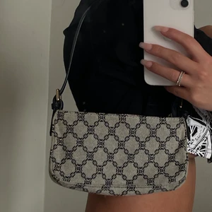 Mango - Liten väska, stilren!