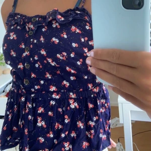 blommig topp - fin blommig topp från forever 21. Står ingen storlek men passar mig som är en XS, tror dock den passar S också då banden är justerbara. Jag står för frakten 💗💗💗💗