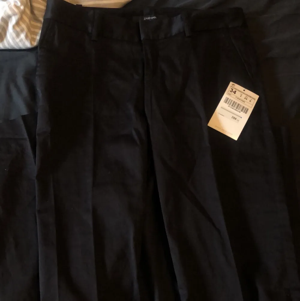 Skit snygga lågmidjade byxor💗 men som tyvärr inte passade, de är väldigt långa i benen. HELT NYA💗 ny pris 299kr! Köparen stor för fraktkostnaden💗 hör av er vid frågor . Jeans & Byxor.