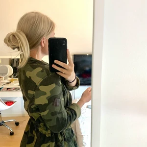 Kamouflage mönstrad jacka - Köpt från Hollister, går att justera midjan med hjälp av band inuti. Ärmarna går även att vika ner. Storlek S. Köpare står för frakten☺️