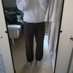 Carhartt byxor - Riktigt feta carharttbrallor, som dessvärre har blivit för små för mig. Väldigt(!) bra passform. Slitna, men pga carhartts makalösa kvalitet så är de inte sönder någonstans. ”FR” texten vid märket på bakfickan står för ”Flame resistant” vilket jag tycker är riktigt ballt.