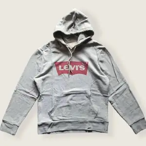 Levis hoodie i bra skick förutom de lilla hålet på höger sida av hoodien (går lätt att sy ihop) dom två första bilderna är lånade💖