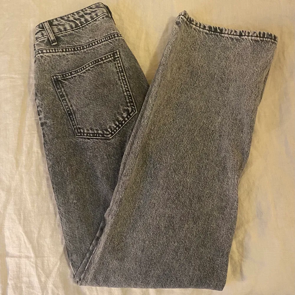 Jeans från NAKD storlek 36 (passar mer någon med 38) nyskick knappt använda! . Jeans & Byxor.