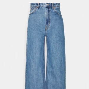 Ace flared jeans  - säljer mina fina Ace jeans från weekday💕 dom är i väldigt bra skick men har för mycket kläder i garderoben! frakt tillkommer!✨