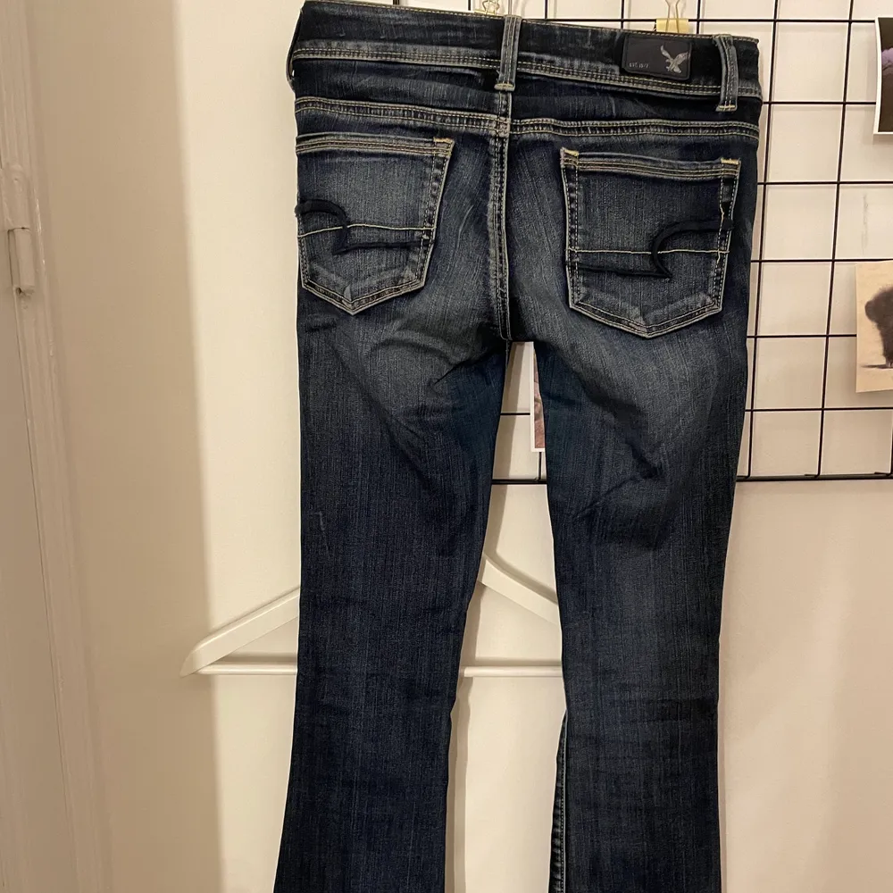 Utsvängda Amerikan Eagles jeans osäker på storleken men skulle säga st xs/xxs 150kr + frakt, skriv privat vid intresse . Jeans & Byxor.