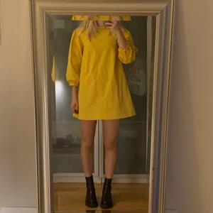 Drömklänning  - Måste tyvärr sälja min favoritklänning då den tyvärr blivit för liten. Den är köpt på barnavdelningen på zara men sitter som en XS. 