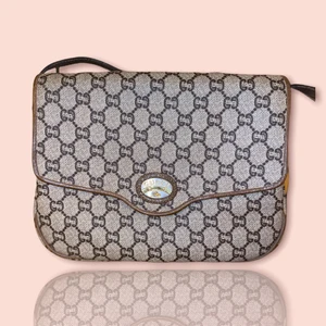 Gucci plus vintage - BUDA gärna ! Gucci plus vintage | bra skick | måttet 25 x 20 x 6 cm | många fack inuti | kolla gärna på mina andra annonser | alltid FRI FRAKT inom sverige