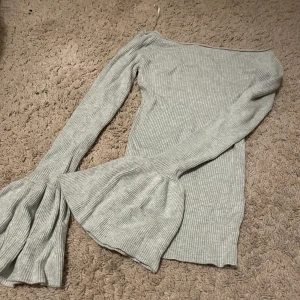 Tröja med utsvängda armar  - Tajt tröja , med bra passform , utsvängda armar super fint 