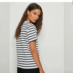 Randig t-shirt  - Köpt i sommras på och säljer nu för att den aldrig kommit till användning💕den är slutsåld och i nyskick 