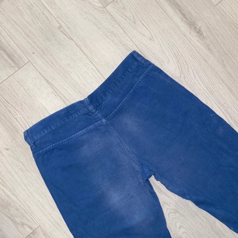 Low waisted Disel jeans, i modellen flare. Materialet är manchester och färgen är blå (syns bäst på sista bilden). Den har inga bakfickor, framfickorna är dock fullt fungerande. Står att den är storlek 28, så den passar en XS☺️. Jeans & Byxor.
