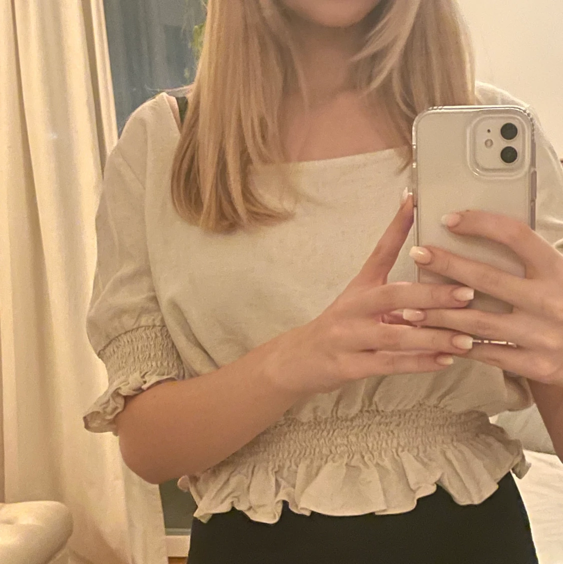 Krämvit topp med puffärmar 😊