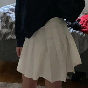 tenniskjol - säljer min tenniskjol köpt på shein 💕 bara testad en gång och kjolen är i nyskick.  nypris var ca 100!