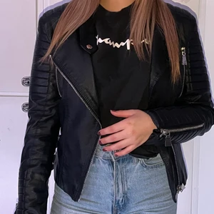 Skinnjacka  - Säljer min superfina skinnjacka från chiquelle. Bra skick har använd några gånger. Köpte för 600kr och nu säljer jag de för 199