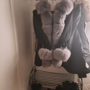 Äkta Fatima Parker päls jacka med luva - Äkta päls parker jacka som jag vill sälja för behov av pengar. Har haft den en månad så den är som ny kan man säga. Storlek xs/s nu säljer jag den för 2000kr snabbt o smidigt. Den som switchar först får den. Kan skicka men ni står själva för frakt kostnaderna kan diskutera priset lite .