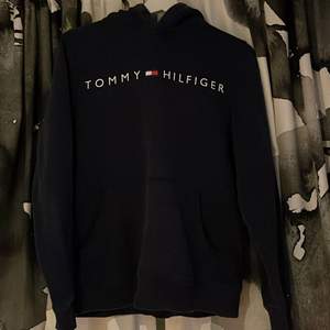 Tommy Hilfiger hoodie i bra skick. Storlek XS. Snören finns men utdragna. Pris kan diskuteras men du står för frakten