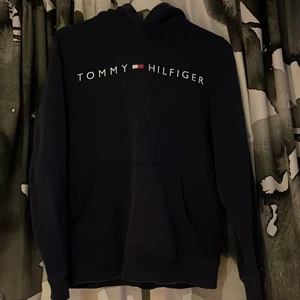 Tommy Hilfiger Hoodie - Tommy Hilfiger hoodie i bra skick. Storlek XS. Snören finns men utdragna. Pris kan diskuteras men du står för frakten