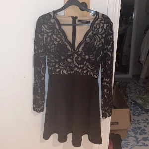 Festklänning - Säljer denna klänning från Hickap i strl S. Använd ett fåtal ggr. Säljer på grund av att den har blivit för liten. Hör av er om ni är intresserade❣️❣️
