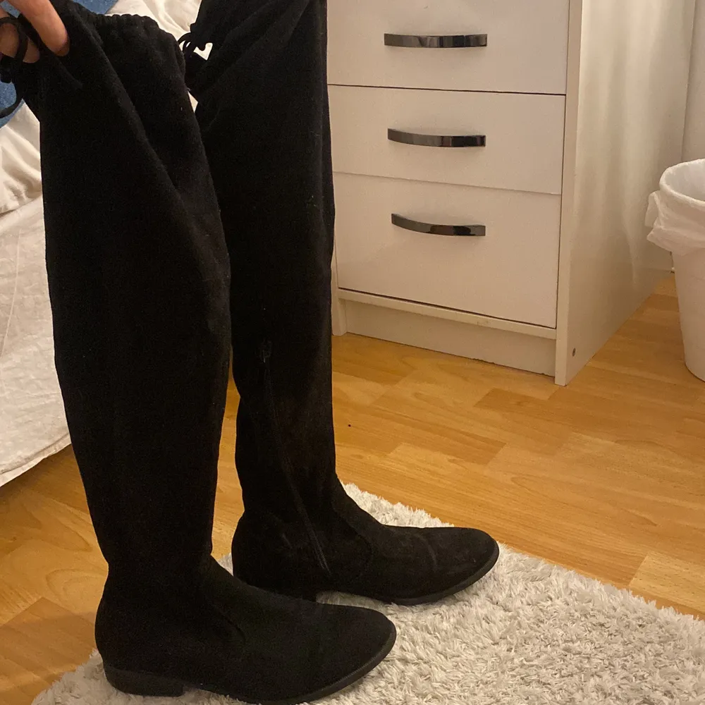 Svarta boots i mocka i storlek 39💗 Köparen står för frakt!. Skor.