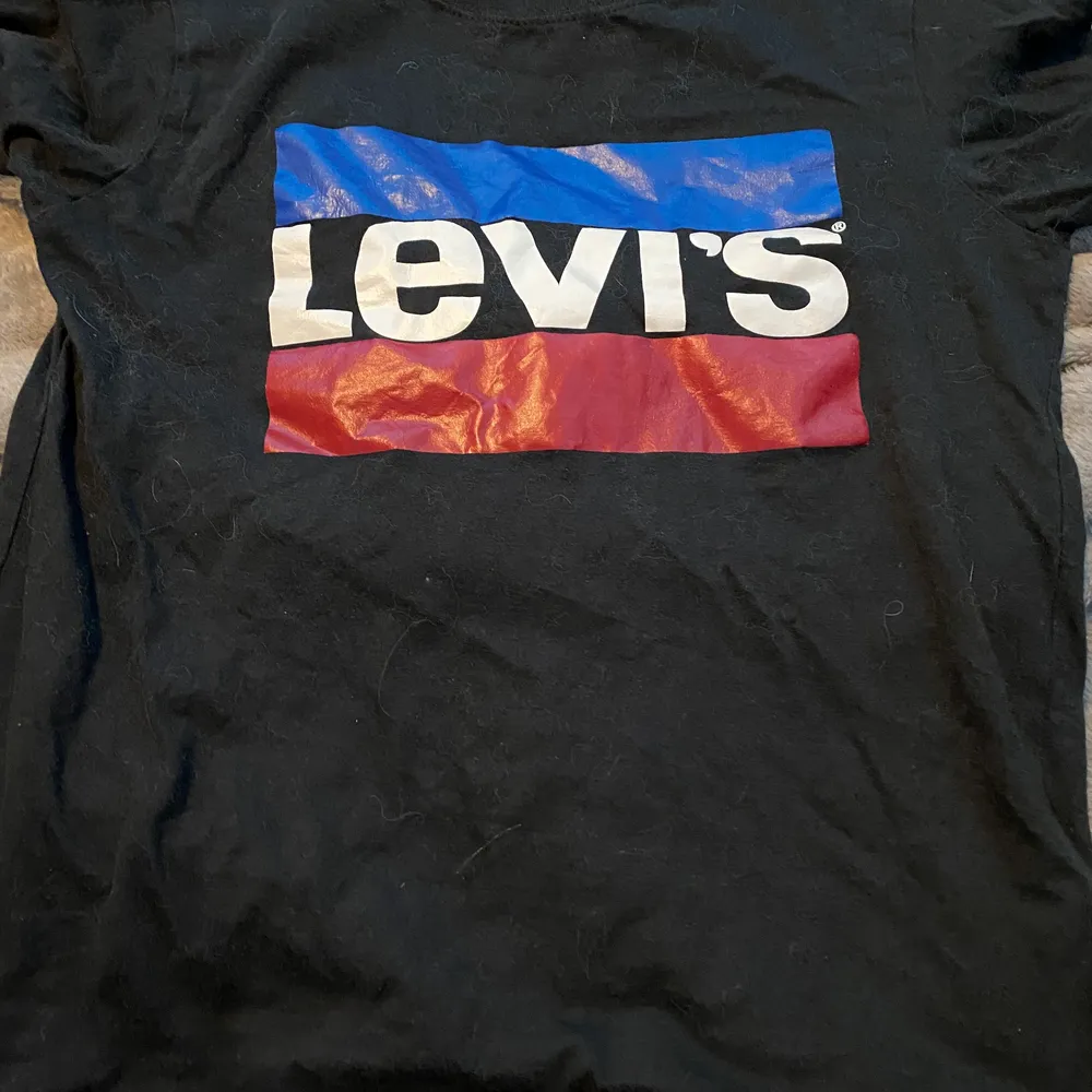 Vanlig svart t-shirt men Levis loggan på, använd ett fåtal gånger. Pris kan diskuteras.. T-shirts.