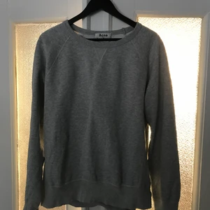 Acne Studios Sweatshirt - Najs grå acne sweatshirt. Storlek XL men sitter som L och M, jag har stor L och den är lite för liten. Bra skick och ganska loose modell som är skönt!