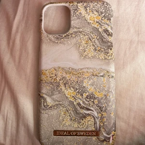 Köptes för 299kr - Säljer även detta snygga skal från Ideal Of Sweden.  Lite färg har försvunnit, men som knappt syns (se andra bilden)  Även en liten repa finns, syns knappt heller (se sista bilden)  Därav priset.  Passar både iPhone 11 och iPhone XR Frakt tillkommer på 24kr.  GOTT NYTT ÅR! 🍾❤️