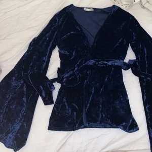 Nelly topp - En velour topp med knytband, super festlig och fin men kommer inte till andvändning.