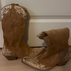 Cowboyboots - Bruna cowboyboots i storlek 38, passar på mig med storlek 39. köpta från sellpy. Köpare står för frakten! 🤠