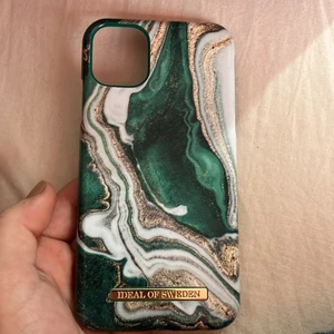 Köptes för 299 - Säljer även detta super snygga Ideal Of Sweden skalet, passar både iPhone 11 och iPhone XR. Frakt tillkommer på 24kr. Som sagt så säljer jag då jag fått ny telefon och detta skalet tyvärr inte passar längre.  GOTT NYTT ÅR! 🍾❤️