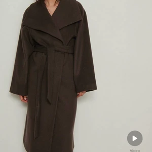 Kappa - Intressekoll på min bruna kappa från NAKD, köpt för 1499kr, nyskick, buda för intresse 