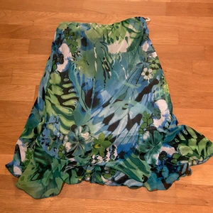 Vintage kjol  - Vintage kjol med extremt fint tryck på. Den går ändå ner till låren och är extremt vacker. 