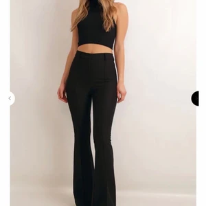 Nya Chiquelle svarta kostymbyxor, st 36 - Ett par svarta utsvängda kostymbyxor från Chiquelle i storlek 36. Säljer eftersom jag borde haft en mindre storlek och de var för stora på mig. De är helt oanvända och prislappen finns kvar. Nypris 499kr och just nu är de slutsålda på Chiquelle. Kan mötas i Stockholmsområdet, annars står köparen för frakt.