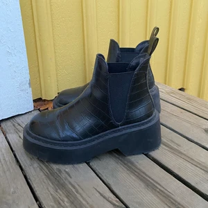 Boots Steve Madden - Säljer mina supersnygga knappt använda boots från Steve Madden i jättefint skick. Strl 39 men passar även 38💗 nypris 1299