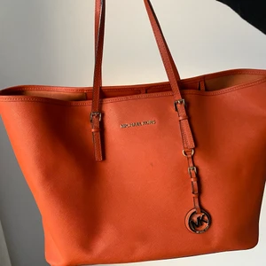 Michael Kors väska - Orange Michael kors. Gott skick men en liten fläck på framsidan. Pris kan diskuteras. Kan skickas eller mötas upp