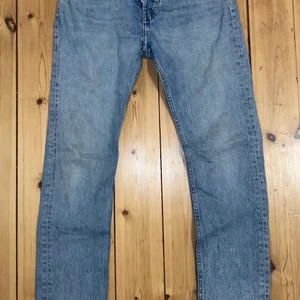Weekday Jeans storlek W 27 L 30 - Ljusblå Weekday jeans i storlek W 27 L 30. Passformen är slim. Byxorna är i utmärkt skick.
