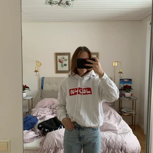 Levis hoddie - Säljer denna fina vita Levis hoddie. Endast använd 1-2 gånger, då jag varit rädd att smutsa ner den. Så den är i väldigt bra skick. Säljer för 250kr inkl frakt (60kr). Om det är fler som är intresserade så blir det busgivning. Hoddien är i storlek S men kan även funka med storlek XS. 