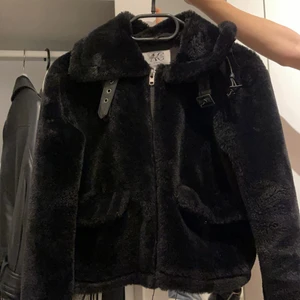 Pälsjacka  - En kortare pälsjacka (inte äkta päls) med coola skinndetaljer, i väldigt bra skick!