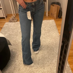 Blåa raka jeans från Zara - Snygga raka jeans från zara som tyvvär aldrig kommit till användning. Jag är 172
