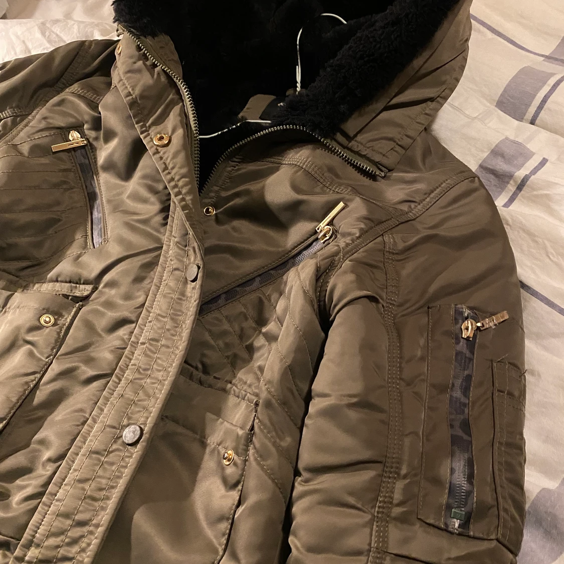 Vinter bomberjacka med huva  - 90