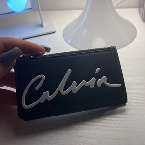 Calvin Klein plånbok  - En plånbok köpt med aldrig använd, den är i jättebra kick o får plats med mycket kort. 