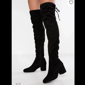 Overknee stövlar  - Overknee stövlar från Anna Field. Köpta på Zalando för 2 år sedan för 529kr. Använda 1 gång. Säljer pga för små för mig. Storlek 36. Klackhöjd 5,5 cm. Super sköna, men kommer tyvärr inte till användning längre. Perfekta till fest🤩 skriv för frågor 🥰 dessa är slutsålda på zalando! Köparen står för frakten