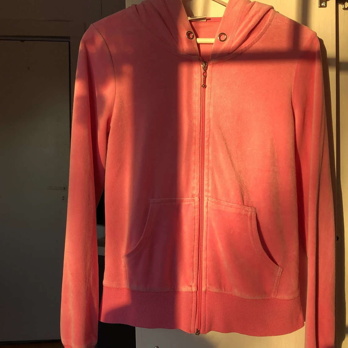 Ljus rosa sammetskofta med dragkedja - 90