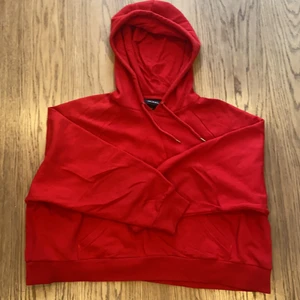 Skön Röd Hoodie  - Super skön och mysig röd hoodie som är i superbra skick! 