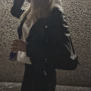 nakd skinnjacka! - Skinnjacka från na-kd i storlek 36. Bra skick, finns inte att köpa på hemsidan längre! skriv för fler bilder eller frågor💕